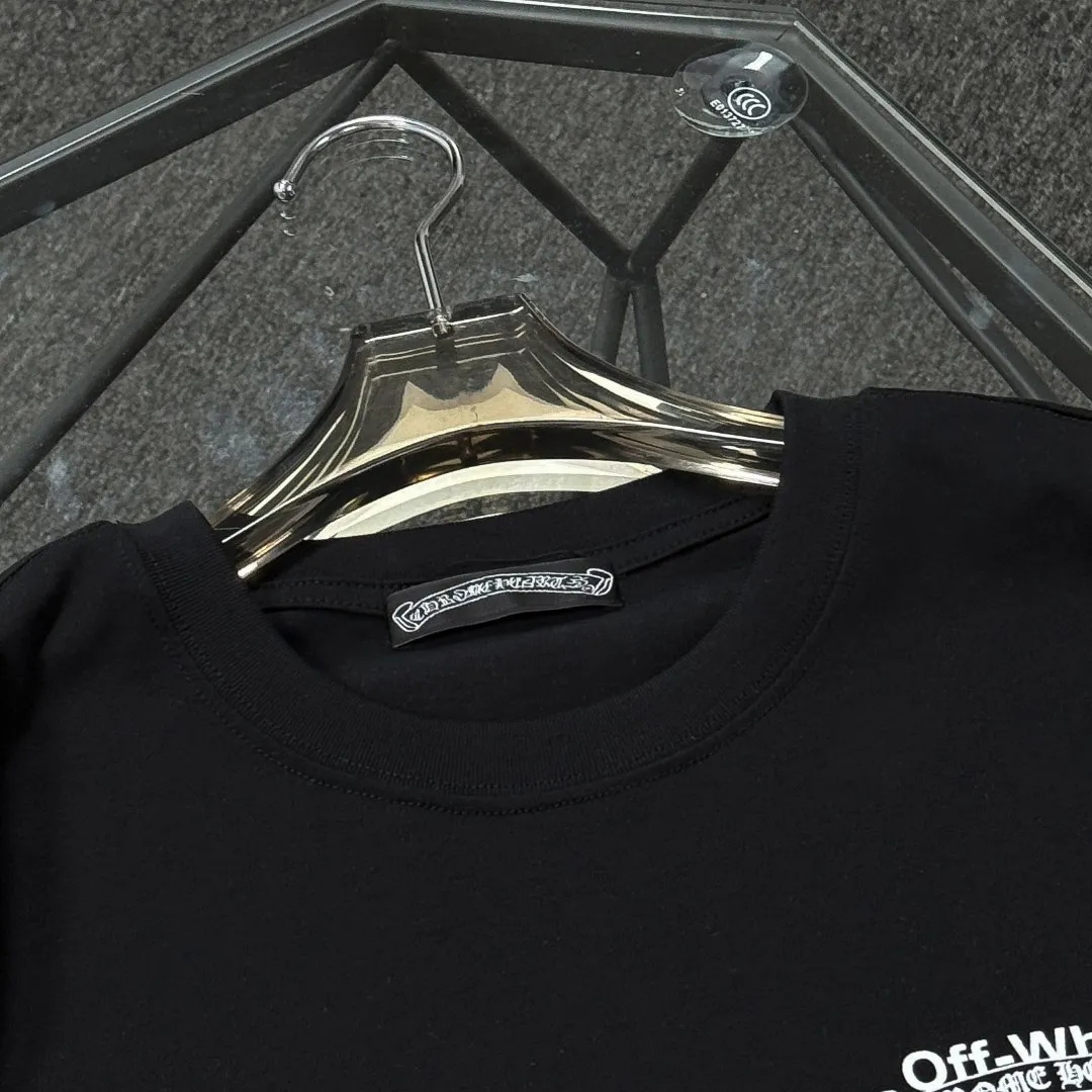 P170 Chrome Hearts Chrome Hearts 25 high version. The fabric is made of 300 grams of high-density pure cotton. It does not deform or shrink. It has three labels. It is the same style for men and women. Technology: patch embroidery + digital printing. Color: white, black. SIZE: S-XL.